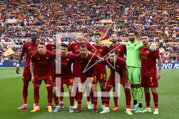 2023-04-29 - A.S. Roma line up for a team photograph during the 32th day of the Serie A Championship between A.S. Roma vs A.C. Milan on April 29, 2023 at the Stadio Olimpico in Rome, Italy. - AS ROMA VS AC MILAN - ITALIAN SERIE A - SOCCER