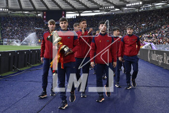 2023-04-29 - Giacomo Faticanti of AS Roma U19, shows the Coppa Italia won by Roma U19 during the 32th day of the Serie A Championship between A.S. Roma vs A.C. Milan on April 29, 2023 at the Stadio Olimpico in Rome, Italy. - AS ROMA VS AC MILAN - ITALIAN SERIE A - SOCCER