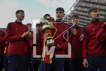 2023-04-29 - Giacomo Faticanti of AS Roma U19, shows the Coppa Italia won by Roma U19 during the 32th day of the Serie A Championship between A.S. Roma vs A.C. Milan on April 29, 2023 at the Stadio Olimpico in Rome, Italy. - AS ROMA VS AC MILAN - ITALIAN SERIE A - SOCCER