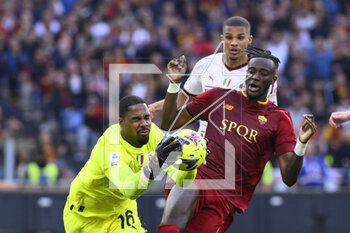 2023-04-29 - Mike Maignan of A.C. Milan and Tammy Abraham of A.S. Roma during the 32th day of the Serie A Championship between A.S. Roma vs A.C. Milan on April 29, 2023 at the Stadio Olimpico in Rome, Italy. - AS ROMA VS AC MILAN - ITALIAN SERIE A - SOCCER