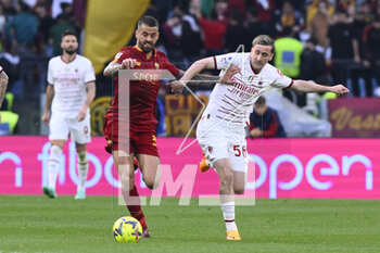 2023-04-29 - Leonardo Spinazzola of A.S. Roma and Alexis Saelemaekers of A.C. Milan during the 32th day of the Serie A Championship between A.S. Roma vs A.C. Milan on April 29, 2023 at the Stadio Olimpico in Rome, Italy. - AS ROMA VS AC MILAN - ITALIAN SERIE A - SOCCER