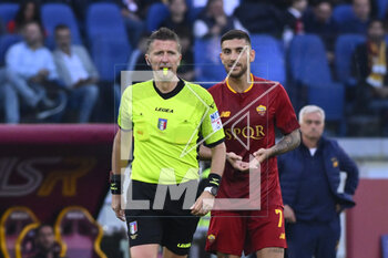 2023-04-29 - Referee Daniele Orsato and Lorenzo Pellegrini of A.S. Roma during the 32th day of the Serie A Championship between A.S. Roma vs A.C. Milan on April 29, 2023 at the Stadio Olimpico in Rome, Italy. - AS ROMA VS AC MILAN - ITALIAN SERIE A - SOCCER