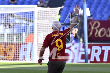 2023-05-06 - Roberto Pruzzo of A.S. Roma 1982/83 during the 34th day of the Serie A Championship between A.S. Roma vs F.C. Inter on May 6, 2023 at the Stadio Olimpico in Rome, Italy. - AS ROMA VS INTER - FC INTERNAZIONALE - ITALIAN SERIE A - SOCCER