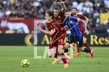 2023-05-06 - Edoardo Bove of A.S. Roma during the 34th day of the Serie A Championship between A.S. Roma vs F.C. Inter on May 6, 2023 at the Stadio Olimpico in Rome, Italy. - AS ROMA VS INTER - FC INTERNAZIONALE - ITALIAN SERIE A - SOCCER