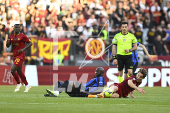 2023-05-06 - Romelu Lukaku of F.C. Inter and Edoardo Bove of A.S. Roma during the 34th day of the Serie A Championship between A.S. Roma vs F.C. Inter on May 6, 2023 at the Stadio Olimpico in Rome, Italy. - AS ROMA VS INTER - FC INTERNAZIONALE - ITALIAN SERIE A - SOCCER