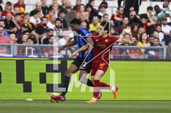 2023-05-06 - Denzel Dumfries of F.C. Inter and Edoardo Bove of A.S. Roma during the 34th day of the Serie A Championship between A.S. Roma vs F.C. Inter on May 6, 2023 at the Stadio Olimpico in Rome, Italy. - AS ROMA VS INTER - FC INTERNAZIONALE - ITALIAN SERIE A - SOCCER