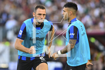 2023-05-06 - Stefan De Vrij of F.C. Inter during the 34th day of the Serie A Championship between A.S. Roma vs F.C. Inter on May 6, 2023 at the Stadio Olimpico in Rome, Italy. - AS ROMA VS INTER - FC INTERNAZIONALE - ITALIAN SERIE A - SOCCER