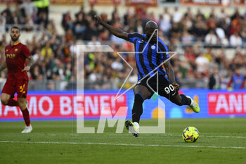 2023-05-06 - Romelu Lukaku of F.C. Inter sores the 0-2 during the 34th day of the Serie A Championship between A.S. Roma vs F.C. Inter on May 6, 2023 at the Stadio Olimpico in Rome, Italy. - AS ROMA VS INTER - FC INTERNAZIONALE - ITALIAN SERIE A - SOCCER