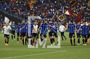 2023-05-06 - F.C. Inter greets the fans during the 34th day of the Serie A Championship between A.S. Roma vs F.C. Inter on May 6, 2023 at the Stadio Olimpico in Rome, Italy. - AS ROMA VS INTER - FC INTERNAZIONALE - ITALIAN SERIE A - SOCCER