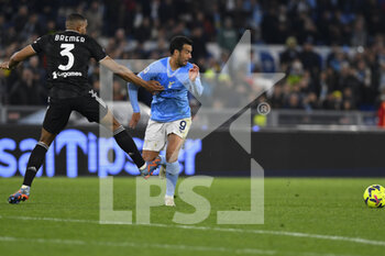2023-04-08 - Pedro of S.S. LAZIO and Gleison Bremer of Juventus F.C. during the 29th day of the Serie A Championship between S.S. Lazio vs Juventus F.C. on April 8, 2023 at the Stadio Olimpico in Rome, Italy. - SS LAZIO VS JUVENTUS FC - ITALIAN SERIE A - SOCCER