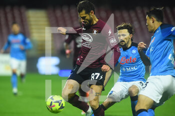 2023-01-21 - Antonio Candreva of US Salernitana  competes for the ball with Mario Rui of SSC Napoli   during the Serie A match between US Salernitana 1919 v SSC Napoli at Arechi  Stadium  - US SALERNITANA VS SSN NAPOLI - ITALIAN SERIE A - SOCCER