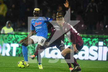 2023-01-21 - Victor Osimhen of SSC Napoli  competes for the ball with Lassana Coulibaly of US Salernitana   during the Serie A match between US Salernitana 1919 v SSC Napoli at Arechi  Stadium  - US SALERNITANA VS SSN NAPOLI - ITALIAN SERIE A - SOCCER