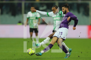 2023-01-07 - Armand Lauriente' (Sassuolo) and Lorenzo Venuti (Fiorentina) - ACF FIORENTINA VS US SASSUOLO - ITALIAN SERIE A - SOCCER