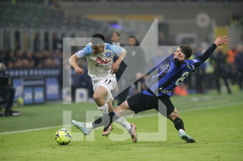 2023-01-04 - Robin Gosens of Fc Inter and Hirving Lozano of SSC Napoli during the Italian Serie A, football match between Fc Inter and Ssc Napoli on Jannuary 04, 2023 at San Siro Stadium, Milan, Italy. Photo Nderim Kaceli - INTER - FC INTERNAZIONALE VS SSC NAPOLI - ITALIAN SERIE A - SOCCER