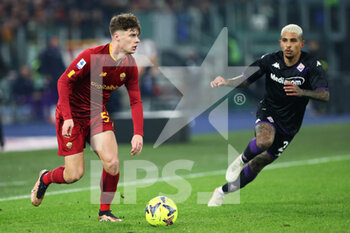 2023-01-15 - Nicola Zalewski of Roma (L) in action under pressure from Dodo' of Fiorentina (R) during the Italian championship Serie A football match between AS Roma and ACF Fiorentina on January 15, 2023 at Stadio Olimpico in Rome, Italy - FOOTBALL - ITALIAN CHAMP - AS ROMA V FIORENTINA - ITALIAN SERIE A - SOCCER