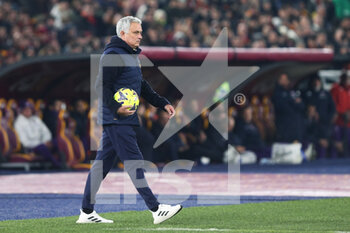 2023-01-15 - Jose' Mourinho of Roma holds the ball during the Italian championship Serie A football match between AS Roma and ACF Fiorentina on January 15, 2023 at Stadio Olimpico in Rome, Italy - FOOTBALL - ITALIAN CHAMP - AS ROMA V FIORENTINA - ITALIAN SERIE A - SOCCER