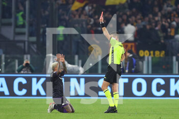 2023-01-15 - The referee Antonio Giua (R) shows the red card to Domilson Cordeiro Dos Santos of Fiorentina during the Italian championship Serie A football match between AS Roma and ACF Fiorentina on January 15, 2023 at Stadio Olimpico in Rome, Italy - FOOTBALL - ITALIAN CHAMP - AS ROMA V FIORENTINA - ITALIAN SERIE A - SOCCER