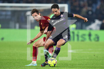 2023-01-15 - Edoardo Bove of Roma (L) vies for the ball with Giacomo Bonaventura of Fiorentina (R) during the Italian championship Serie A football match between AS Roma and ACF Fiorentina on January 15, 2023 at Stadio Olimpico in Rome, Italy - FOOTBALL - ITALIAN CHAMP - AS ROMA V FIORENTINA - ITALIAN SERIE A - SOCCER