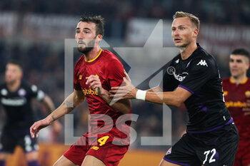 2023-01-15 - Bryan Cristante of Roma (L) vies for the ball with Antonin Barak of Fiorentina (R) during the Italian championship Serie A football match between AS Roma and ACF Fiorentina on January 15, 2023 at Stadio Olimpico in Rome, Italy - FOOTBALL - ITALIAN CHAMP - AS ROMA V FIORENTINA - ITALIAN SERIE A - SOCCER