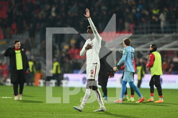 2023-02-28 - tammy abraham (roma) greets the supporters - US CREMONESE VS AS ROMA - ITALIAN SERIE A - SOCCER