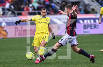 2023-02-26 - Lewis Ferguson (Bologna) and Henrikh Mkhitaryan (inter) in action - BOLOGNA FC VS INTER - FC INTERNAZIONALE - ITALIAN SERIE A - SOCCER