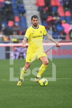 2023-02-26 - Francesco Acerbi (Inter) in action - BOLOGNA FC VS INTER - FC INTERNAZIONALE - ITALIAN SERIE A - SOCCER