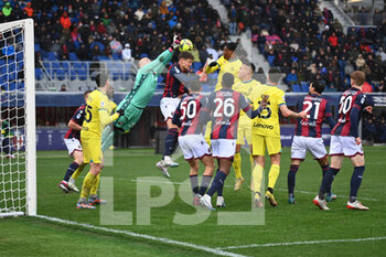 2023-02-26 - Lukasz Skorupsky (Bologna) in action in a corner Kick - BOLOGNA FC VS INTER - FC INTERNAZIONALE - ITALIAN SERIE A - SOCCER
