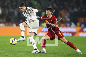 05/03/2023 - Dusan Vlahovic of Juventus (L) and Roger Ibanez of Roma (R) in action during the Italian championship Serie A football match between AS Roma and Juventus FC on March 5, 2023 at Stadio Olimpico in Rome, Italy - FOOTBALL - ITALIAN CHAMP - ROMA V JUVENTUS - SERIE A - CALCIO