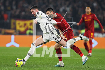 05/03/2023 - Dusan Vlahovic of Juventus (L) vies for the ball with Roger Ibanez of Roma (R) during the Italian championship Serie A football match between AS Roma and Juventus FC on March 5, 2023 at Stadio Olimpico in Rome, Italy - FOOTBALL - ITALIAN CHAMP - ROMA V JUVENTUS - SERIE A - CALCIO