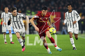 2023-03-05 - Nicolo' Fagioli of Juventus (L) vies for the ball with Roger Ibanez of Roma (R) during the Italian championship Serie A football match between AS Roma and Juventus FC on March 5, 2023 at Stadio Olimpico in Rome, Italy - FOOTBALL - ITALIAN CHAMP - ROMA V JUVENTUS - ITALIAN SERIE A - SOCCER