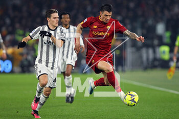 05/03/2023 - Nicolo' Fagioli of Juventus (L) vies for the ball with Roger Ibanez of Roma (R) during the Italian championship Serie A football match between AS Roma and Juventus FC on March 5, 2023 at Stadio Olimpico in Rome, Italy - FOOTBALL - ITALIAN CHAMP - ROMA V JUVENTUS - SERIE A - CALCIO