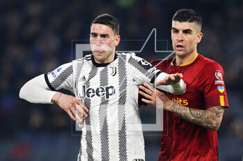 2023-03-05 - Dusan Vlahovic of Juventus (L) and Gianluca Mancini of Roma (R) during the Italian championship Serie A football match between AS Roma and Juventus FC on March 5, 2023 at Stadio Olimpico in Rome, Italy - FOOTBALL - ITALIAN CHAMP - ROMA V JUVENTUS - ITALIAN SERIE A - SOCCER