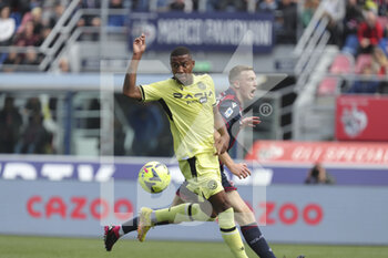 2023-04-02 - Marvin Zeegelaar (Udinese) advances Michel Aebischer (Bologna) - BOLOGNA FC VS UDINESE CALCIO - ITALIAN SERIE A - SOCCER