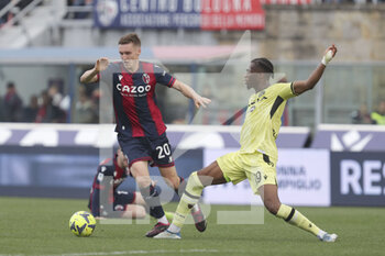 2023-04-02 - Michel Aebischer (Bologna) dribbles Kingsley Ehizibue (Udinese) - BOLOGNA FC VS UDINESE CALCIO - ITALIAN SERIE A - SOCCER