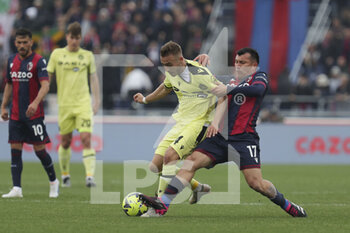 2023-04-02 - Sandi Lovric (Udinese) with a pass pressed by Gary Medel (Bologna) - BOLOGNA FC VS UDINESE CALCIO - ITALIAN SERIE A - SOCCER