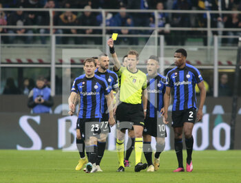 2023-03-19 - Refree showing a yellow card to Nicolo Barella of FC Internazionale during the Italian Serie A football match between Fc Internazionale and Juventus Fc, on 19 March 2023 at Stadio Giuseppe Meazza, San Siro, Milan, Italy. Photo Nderim Kaceli - INTER - FC INTERNAZIONALE VS JUVENTUS FC - ITALIAN SERIE A - SOCCER
