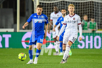 2023-05-04 - Empoli’s Razvan Marin hampered by Bologna's Jerdy Schouten - EMPOLI FC VS BOLOGNA FC - ITALIAN SERIE A - SOCCER