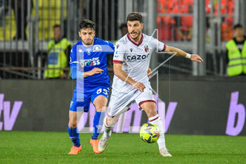 2023-05-04 - Bologna's Riccardo Orsolini fights for the ball against Empoli’s Fabiano Parisi - EMPOLI FC VS BOLOGNA FC - ITALIAN SERIE A - SOCCER