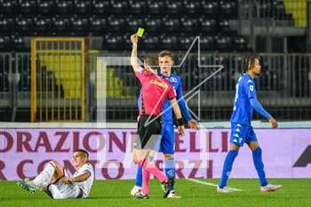 2023-05-04 - Referee Mr. Federico La Penna showes yellow card to Empoli’s Liam Henderson - EMPOLI FC VS BOLOGNA FC - ITALIAN SERIE A - SOCCER