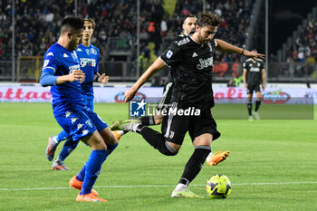 2023-05-22 - Juventus's Manuel Locatelli fights for the ball against Empoli's Fabiano Parisi - EMPOLI FC VS JUVENTUS FC - ITALIAN SERIE A - SOCCER