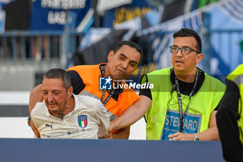 2023-06-03 - Lazio fan enters the field stopped by the security service - EMPOLI FC VS SS LAZIO - ITALIAN SERIE A - SOCCER