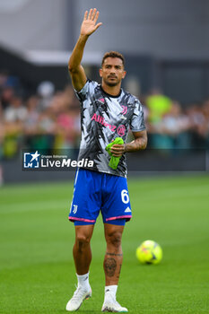 2023-06-04 - Juventus’s Danilo Luiz greets the fans at the end of the match - UDINESE CALCIO VS JUVENTUS FC (PORTRAITS ARCHIVE) - ITALIAN SERIE A - SOCCER