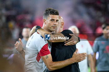 2023-08-21 - Bologna's Head Coach Thiago Motta hugs Milan's Head Coach Stefano Pioli - BOLOGNA FC VS AC MILAN - ITALIAN SERIE A - SOCCER