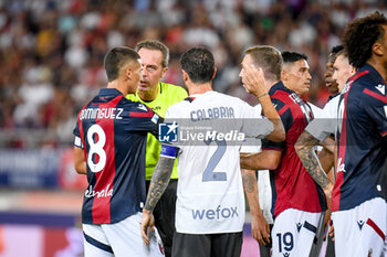 2023-08-21 - Bologna's Nicolas Dominguez protests with the referee of the match Luca Pairetto - BOLOGNA FC VS AC MILAN - ITALIAN SERIE A - SOCCER