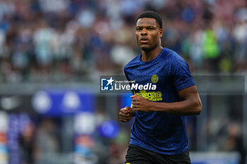 2023-08-19 - Denzel Dumfries of FC Internazionale warms up during Serie A 2023/24 football match between FC Internazionale and AC Monza at Giuseppe Meazza Stadium, Milan, Italy on August 19, 2023 - INTER - FC INTERNAZIONALE VS AC MONZA - ITALIAN SERIE A - SOCCER