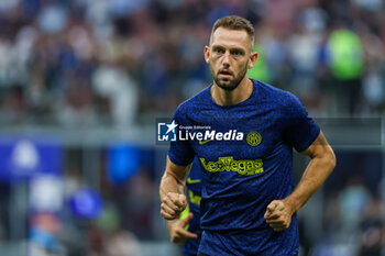 2023-08-19 - Stefan De Vrij of FC Internazionale warms up during Serie A 2023/24 football match between FC Internazionale and AC Monza at Giuseppe Meazza Stadium, Milan, Italy on August 19, 2023 - INTER - FC INTERNAZIONALE VS AC MONZA - ITALIAN SERIE A - SOCCER
