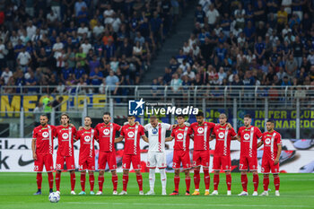 2023-08-19 - AC Monza players observed a minute’s silence in memory of the late Carlo Mazzone whom passed awayduring Serie A 2023/24 football match between FC Internazionale and AC Monza at Giuseppe Meazza Stadium, Milan, Italy on August 19, 2023 - INTER - FC INTERNAZIONALE VS AC MONZA - ITALIAN SERIE A - SOCCER