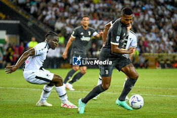 2023-08-20 - Juventus's Alex Sandro in action against Udinese's Festy Ebosele - UDINESE CALCIO VS JUVENTUS FC - ITALIAN SERIE A - SOCCER