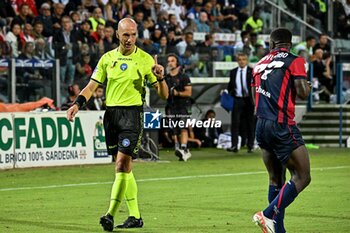 2023-08-28 - Micheal Fabbri, Arbitro, Referee, Zito Luvumbo of Cagliari Calcio - CAGLIARI CALCIO VS INTER - FC INTERNAZIONALE - ITALIAN SERIE A - SOCCER
