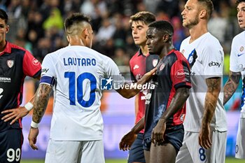 2023-08-28 - Lautaro Martinez of Inter FC, Zito Luvumbo of Cagliari Calcio - CAGLIARI CALCIO VS INTER - FC INTERNAZIONALE - ITALIAN SERIE A - SOCCER